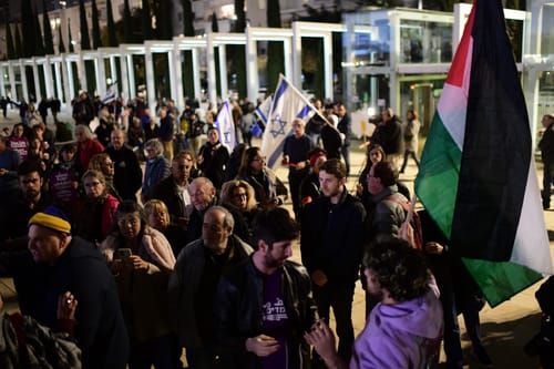 צפו: קריאות בוז לאיימן עודה בהפגנת השמאל