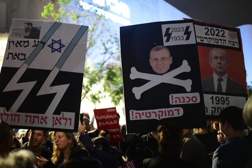 חרפה: שלטים עם סמלים נאציים בהפגנת השמאל