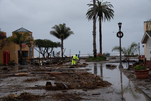 ארה"ב: חיפושים נרחבים אחר בן 5 שנסחף בשיטפונות