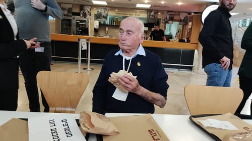 מבצע דוגו הגיע לכנסת: אוכלים פלאפל כניצחון על הנאצים
