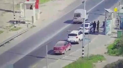 תיעוד הפיגוע: נעצר לבידוק, יוצא מהרכב עם סכין ומחוסל