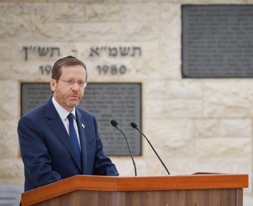 צפו: הרצוג מתפלל במליאת הפרלמנט האירופי