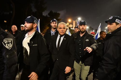 לפיד בהפגנה: "מתייצבים מול הטרור כעם אחד"