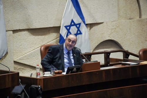 מועמד ראשון מהקואליציה החליט להסיר מועמדות
