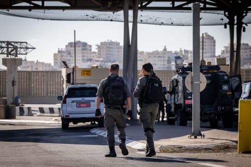 חמוש באקדח התקרב למחסום-המאבטחים ירו