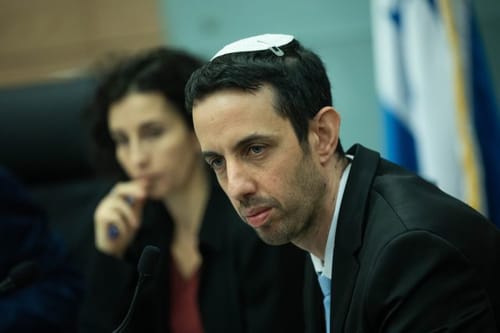 חבר הכנסת בפוסט תקיף: 'לחוקק ושיטפסו על הקירות'