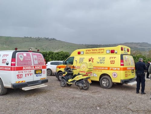 משאית התהפכה בבקעת הירדן: שני פצועים במקום, בהם לכוד אחד