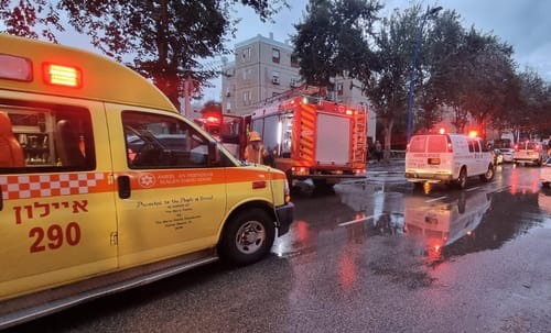 יבנה: שריפה בבניין מגורים, 13 נפגעו משאיפת עשן