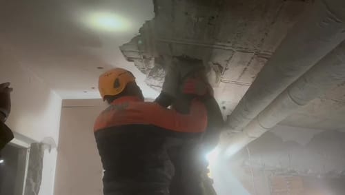 צפו: חילוץ נוסף של צעיר מתוך ההריסות בטורקיה