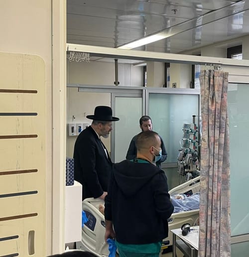 הרב לאו ביקר את אביהם של הילדים שנרצחו בפיגוע