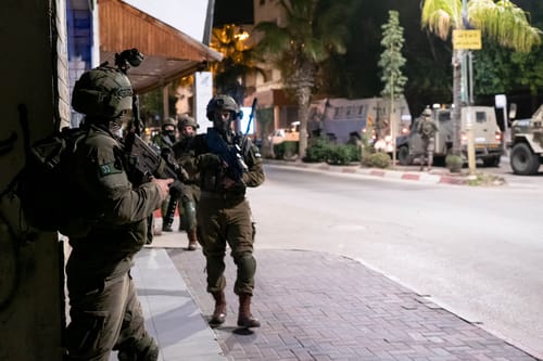שלוש מחרטות לייצור נשק אותרו; 11 מבוקשים נעצרו