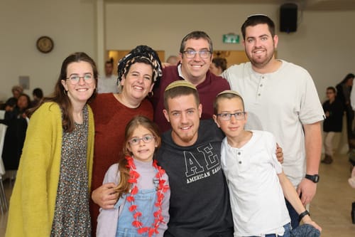 חברי הנרצחים קוראים תהילים בזירת הפיגוע. תיעוד