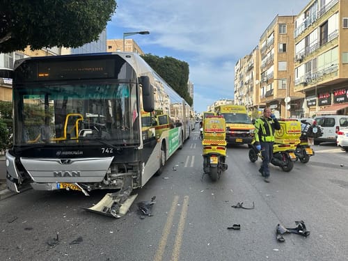 רוכב אופנוע נפגע מאוטובוס: מצבו בינוני