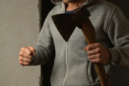 זעזוע בגרמניה: גבר רצח את סבתא שלו עם גרזן