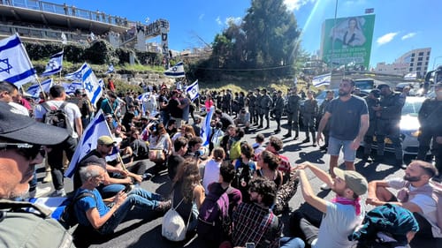 המשטרה נכשלה: המפגינים חוסמים את איילון