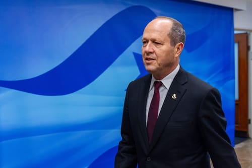 טירוף: מפגינים השליכו אבן לעבר אולם בו נאם ניר ברקת