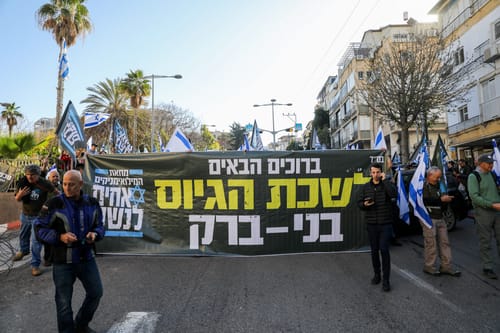 קרע במחאה: "קורא לחבריי לא להגיע ביום חמישי"