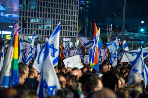 עליית מדרגה: צעיר תקף מפגינים בגז מדמיע