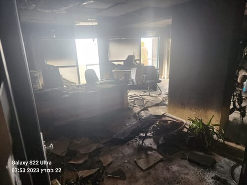 נזק כבד למקום: חשד להצתה בבניין עיריית צפת