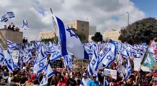 בגלל ציוץ: אחד ממובילי המחאה זומן לחקירה
