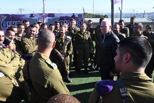 גלנט ביקר בגוש עציון ושיגר רמז על התקיפות בסוריה