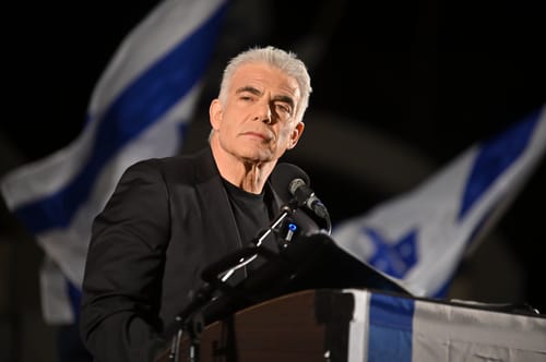 יאיר לפיד נגד יריב לוין: ”כאחרוני בריוני לה פמיליה”