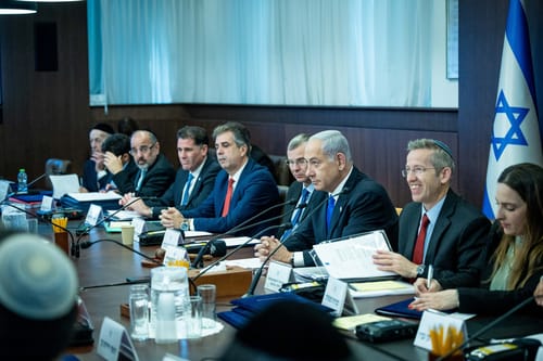 עימות סוער בממשלה: "דילים בחדרים הסגורים"