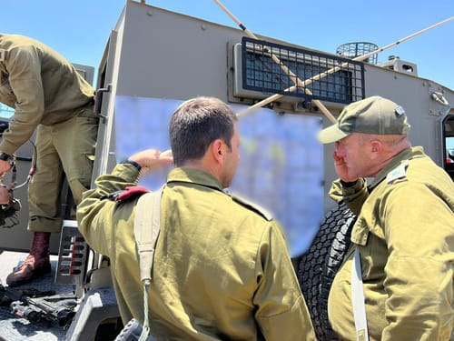 צה"ל במרדף: מפקדי הגזרה מובילים את המצוד למחבל