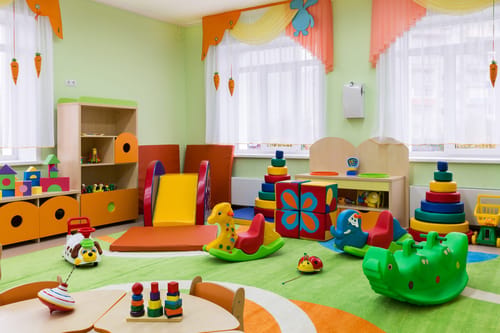 מכת מדינה: המשטרה עצרה גננת בחשד להתעללות