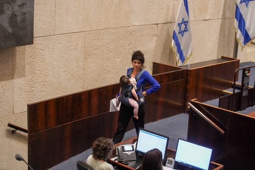 'לא בשביל לייקים': נאסר על הח"כית לנאום עם תינוקת