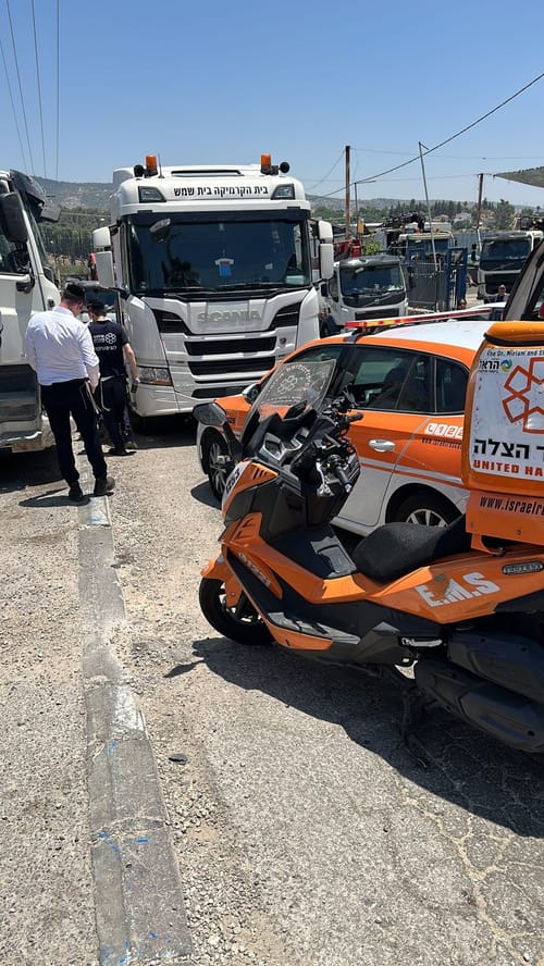 פצוע אנוש כתוצאה מפגיעת משאית בבית שמש