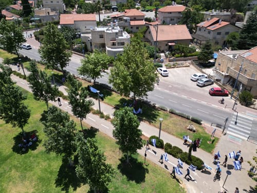 מרגש: נוער בית אל ליווה בדגלים את משפחת הנופל