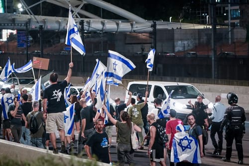 אנרכיה בתל אביב: רכב דרס מפגינים באיילון, הנהג נעצר