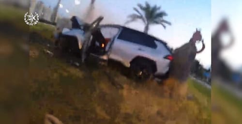 בתום מרדף: השוטר חילץ את החשוד מרכב בוער. צפו