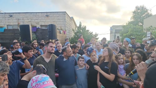 מרגש: המשפחה השכולה בשירת אני מאמין. צפו