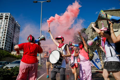 בגלל ההפגנות: ילד עם התקף אלרגיה נתקע 50 דקות בכביש