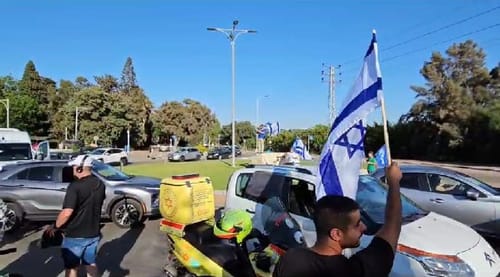 כמחאה נגד השמאל: פעילי ימין חסמו כניסה לקיבוץ בשרון