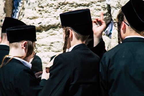 שינוי באופנה החסידית: המגבעת אאוט – הקסקט אין