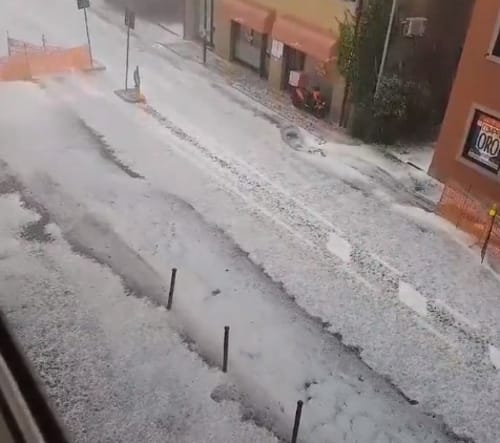 טירוף: בשיא הקיץ , ברד כבד שוטף את איטליה