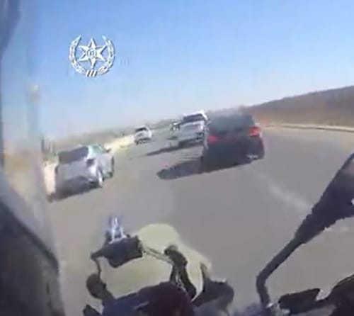 באופנוע וברגל: מרדף דרמטי בכבישי הדרום. צפו