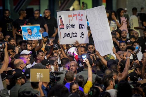צפו: מפגין קפץ מגובה כדי לחמוק משוטר ונפצע בינוני
