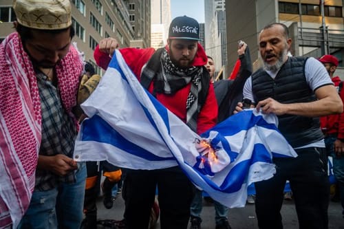 אנטישמים קובעים: "אין הפגנות באיראן, זה סוכני מוסד"