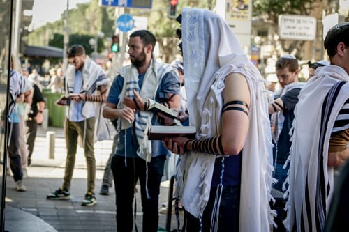 דרישה מרון חולדאי: תאפשר חופש תפילה בתל אביב