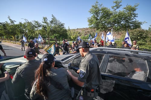 התפרעות ליד הבית של לוין: מאבטחים חילצו אותו ברכב