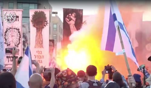 מפגיני שמאל ניסו לחסום את כביש בגין ופונו. צפו