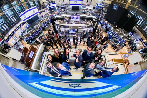 הבורסה נצבעה בכחול לבן ובדגלי ישראל. זו הסיבה