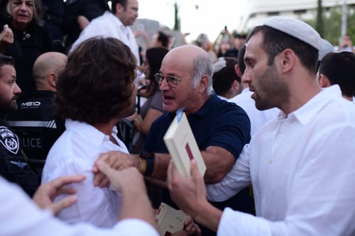 מפגיני שמאל פוצצו את תפילת יום כיפור בתל אביב