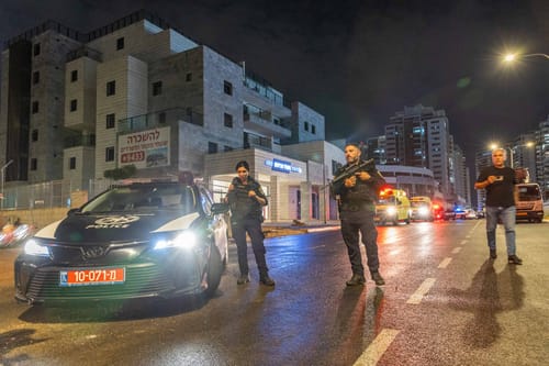 המשטרה חוקרת: בדיחה בין חברים שנגמרה בדקירה