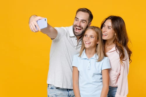 צרפת: פיקוח על הורים שמעלים תמונות של ילדיהם