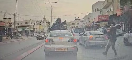 תיעוד הנס בחווארה: המחבל יורה מקרוב לעבר הרכב. צפו
